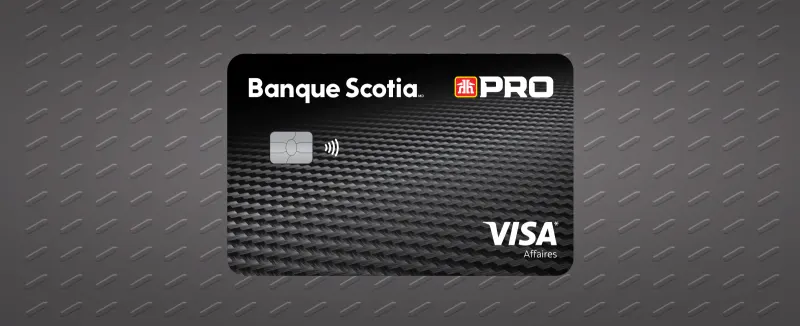 La carte Visa Affaires Home Hardware PRO Scotia placée sur un arrière-plan de métal texturé.
