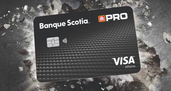 La carte Visa Affaires Home Hardware PRO Scotia placée sur un arrière-plan de rochers qui explosent.