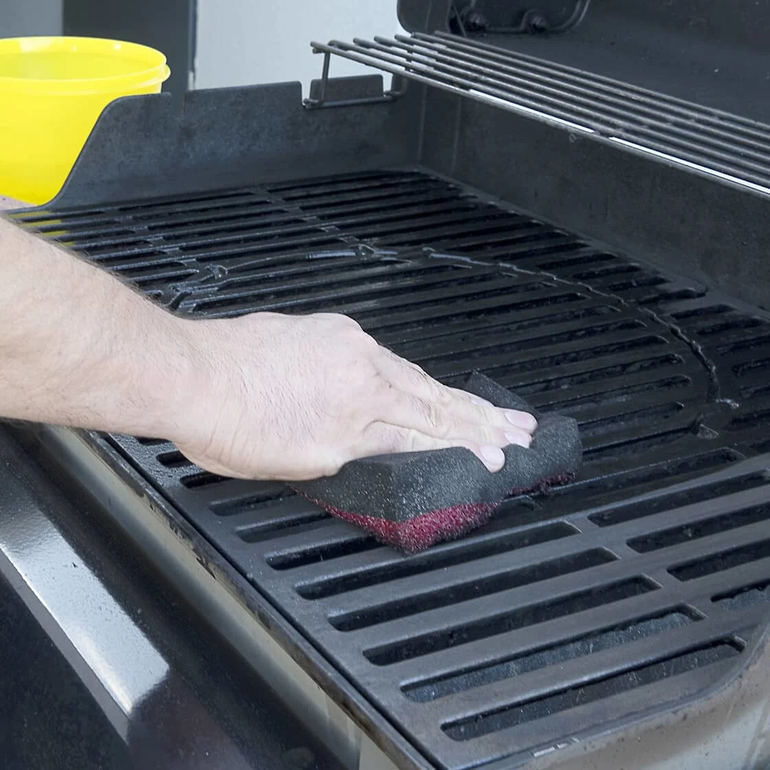 Quelqu'un nettoie le barbecue