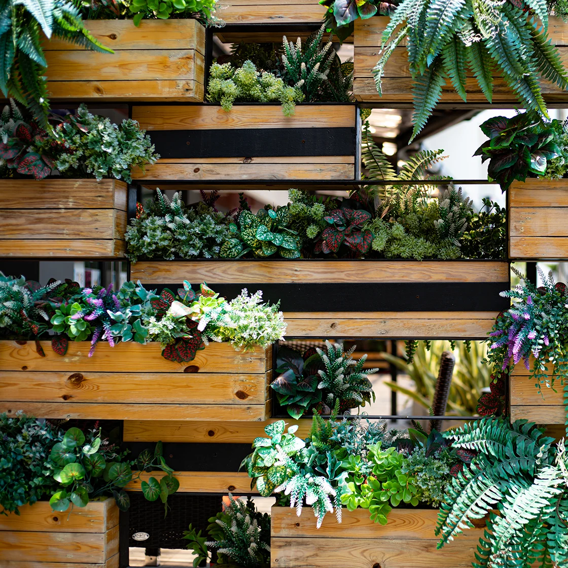 Living wall with hanging baskets 1120x1120