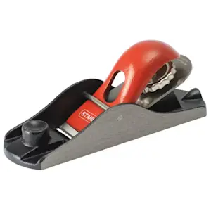 image of Ciseaux et outils de sculpture sur bois
