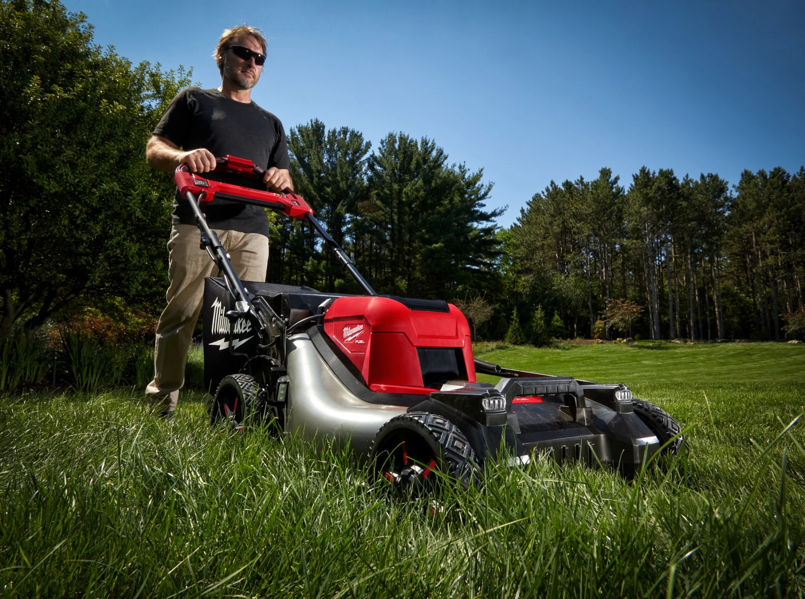 PRO News - April 2023 - Tool Review - Milwaukee Cordless Lawn Mower Kit 5125023 Content Group 3 Image 2