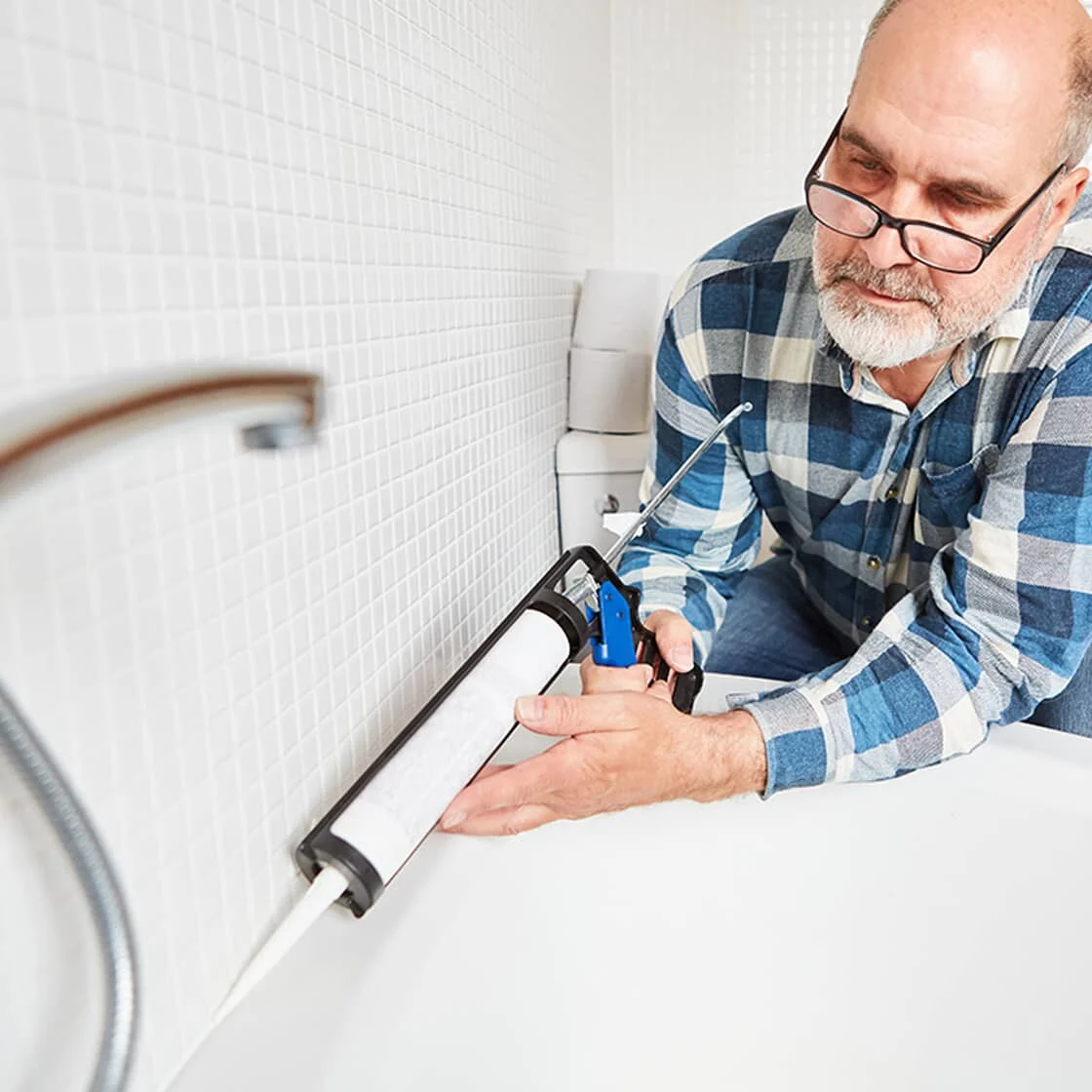 Person fixing a bathtub