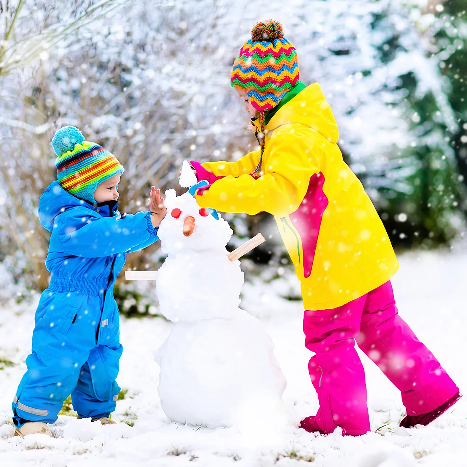 Deux jeunes filles construisent un bonhomme de neige.