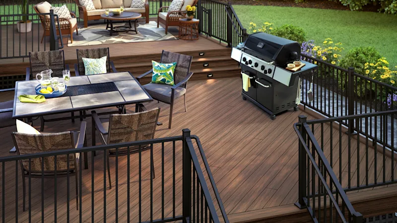 Terrasse extérieure en bois foncé

