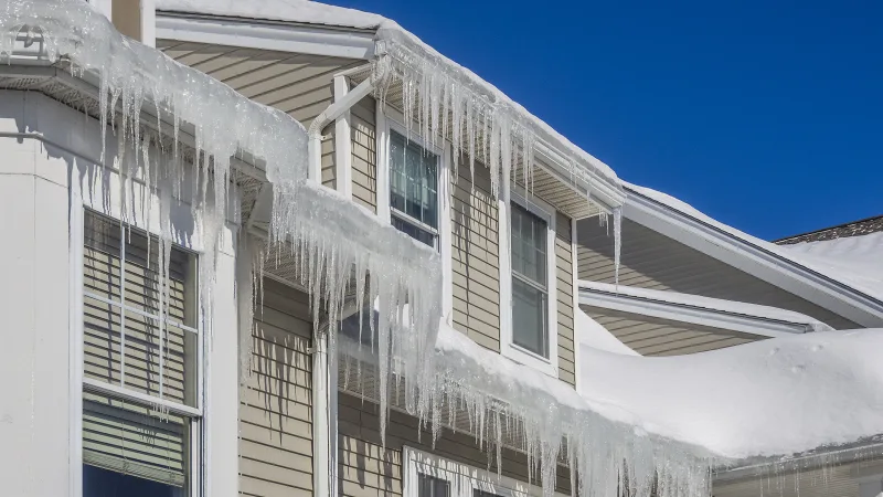 Des glaçons suspendus à la maison
