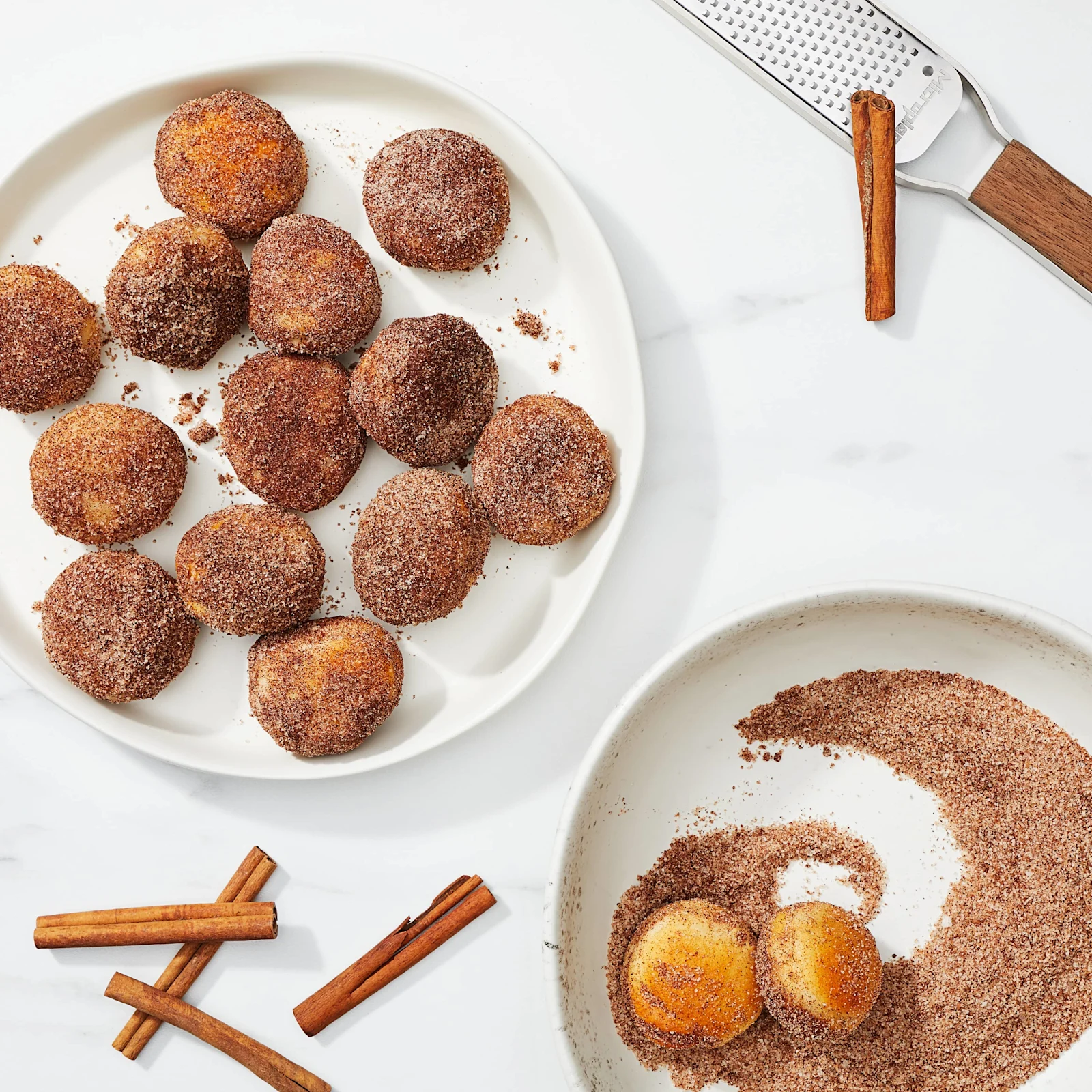 Chefman Mini-beignets à la cannelle et au sucre