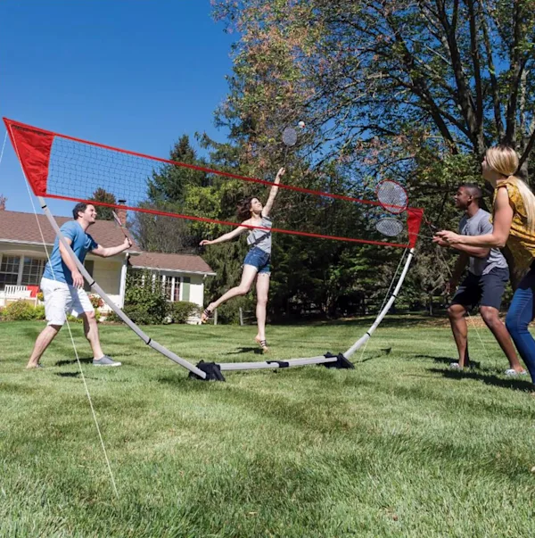 Personnes jouant au badminton en extérieur