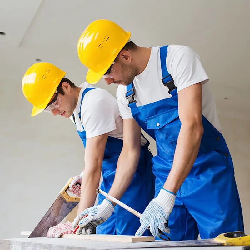 Entrepreneurs travaillant dans une maison
