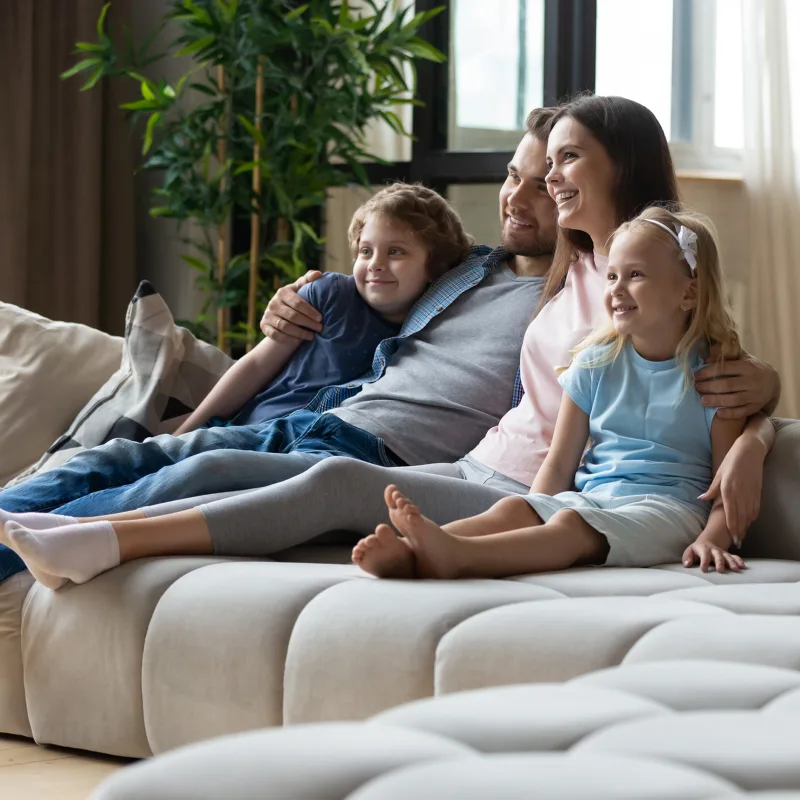 Famille regardant un film ensemble
