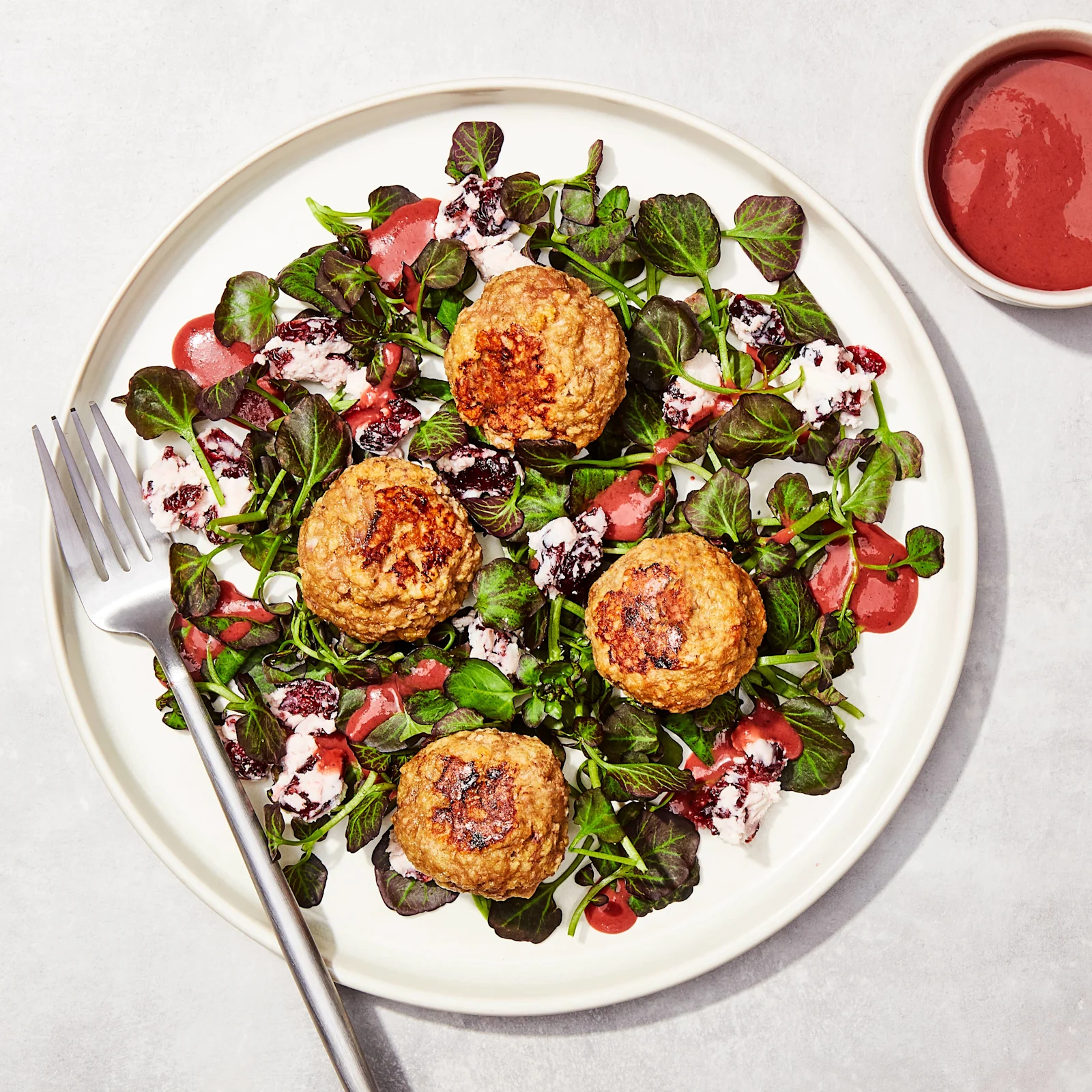 Chefman Boulettes de dinde à la moutarde de Dijon et à l’érable avec salade de fromage de chèvre aux canneberges 