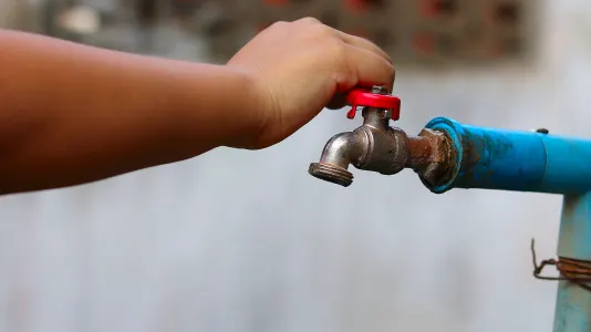 Un robinet d’arrosage extérieur