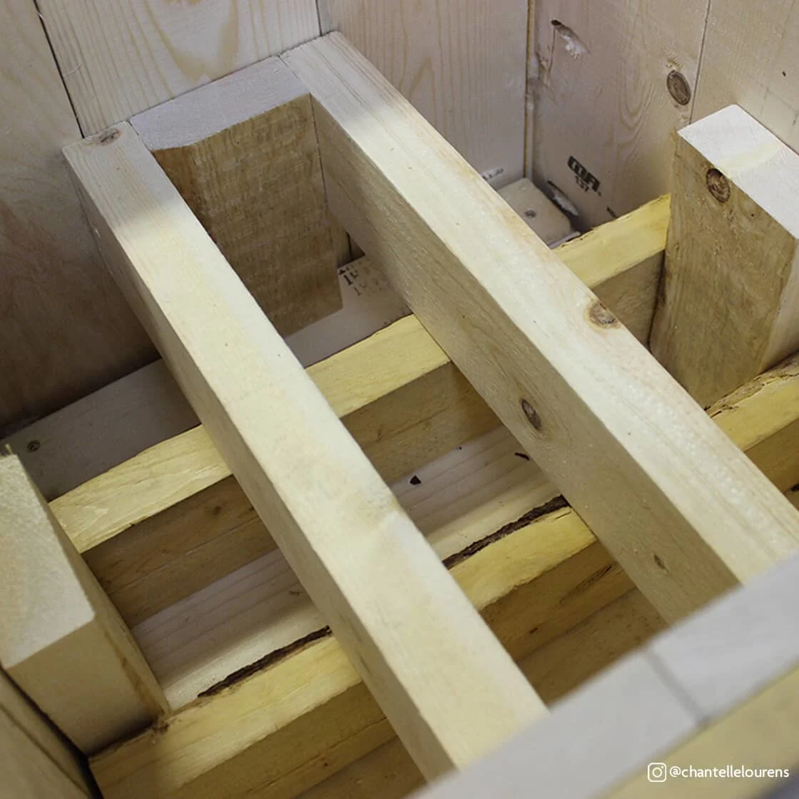 Fixation des supports de poteau à lumières dans la jardinière 
