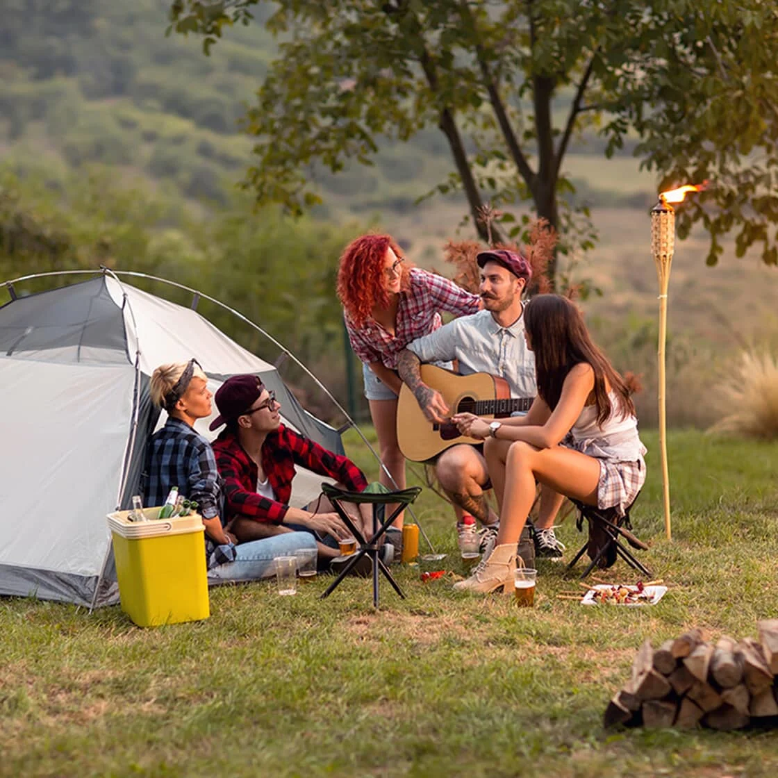 Un groupe des amis camping