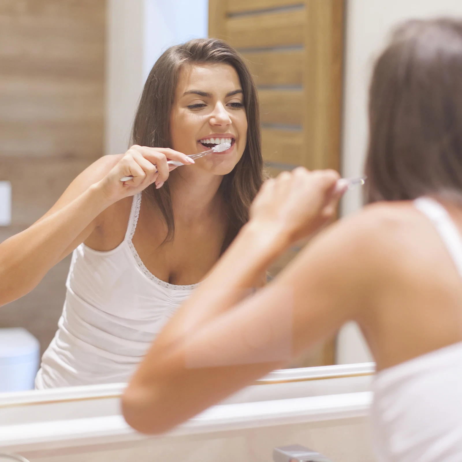 Quelqu'un se brosse les dents
