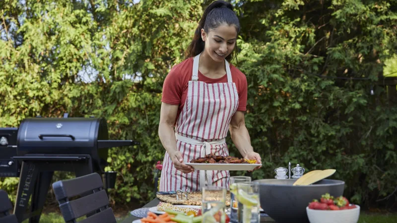 Une femme cuisine