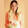 Tête de Julia tenant un bouquet de fleurs