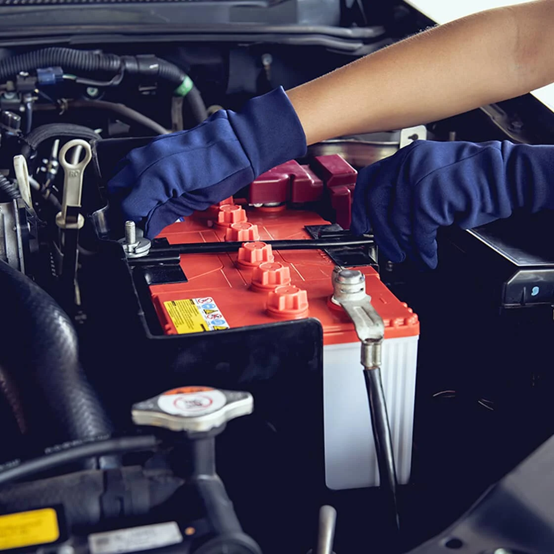 Someone checks their car batterie 