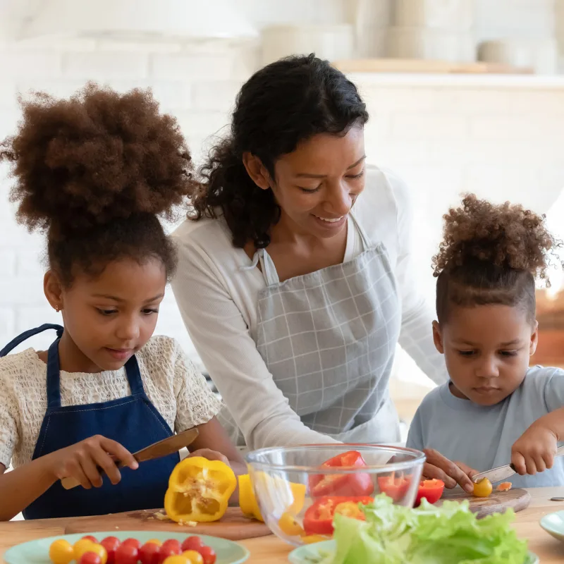 Une famille préparant un repas ensemble
