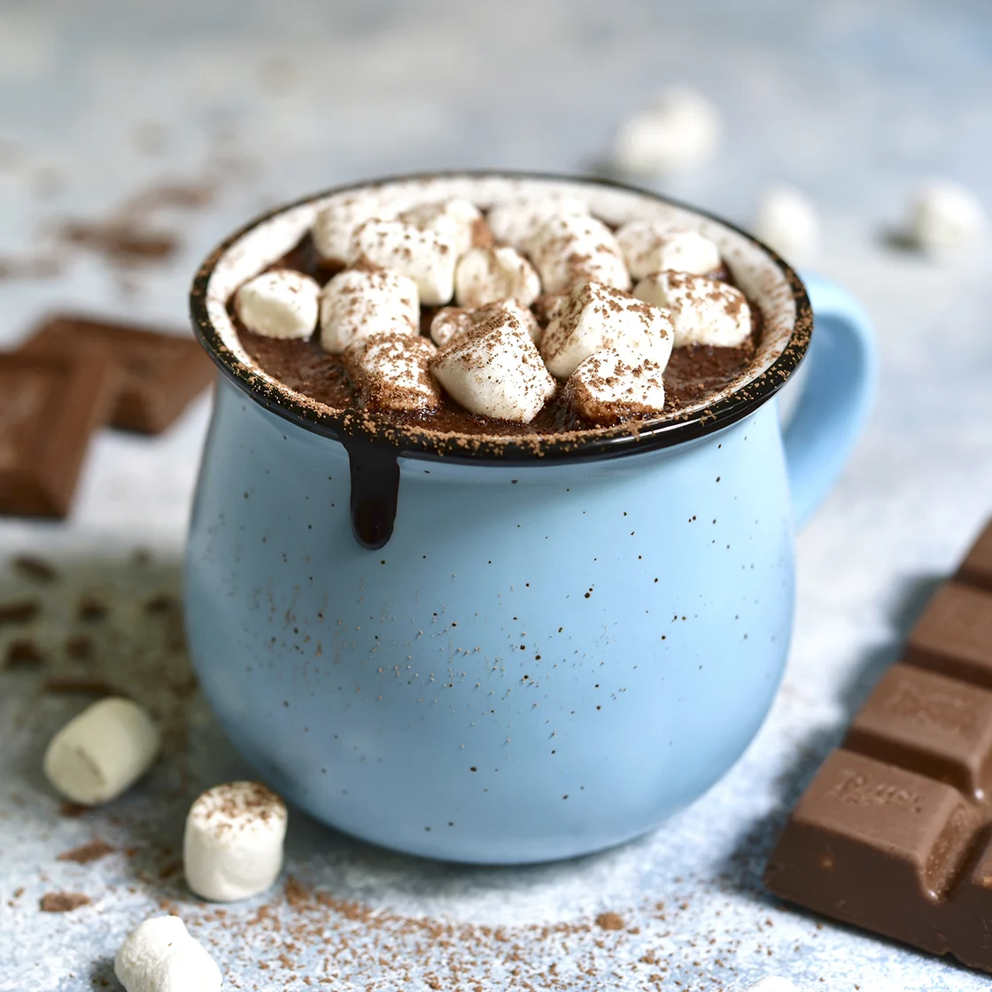 Chocolat chaud aux mini marshmallows et chocolat rapé facile et