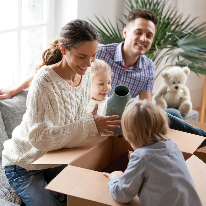 Famille déballant des cartons de déménagement
