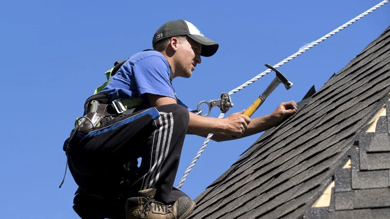 travailleur réparant le toit