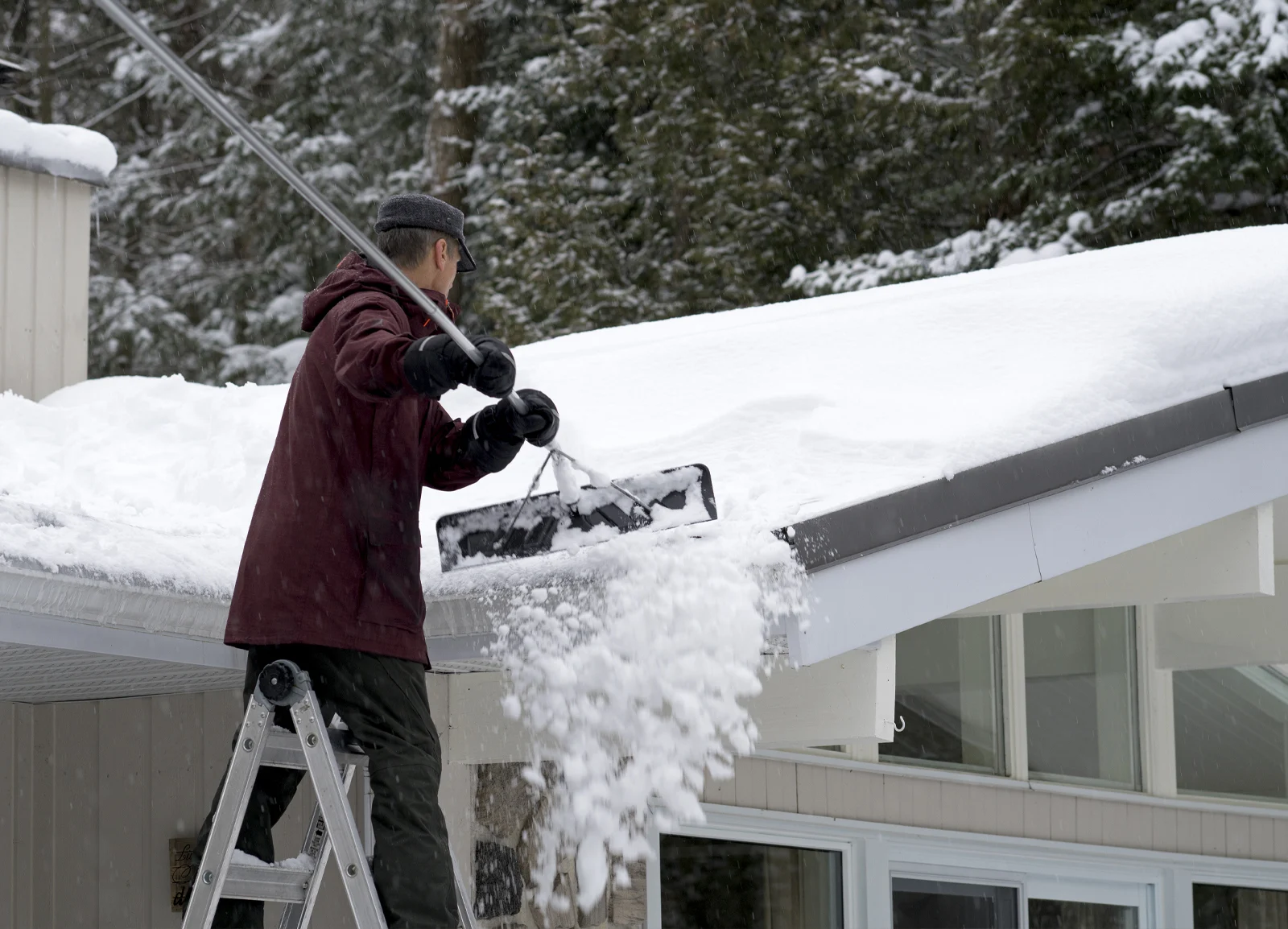 Quelqu'un enlève la neige de son toit
