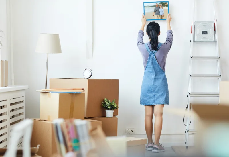 A student decorating her dorm room