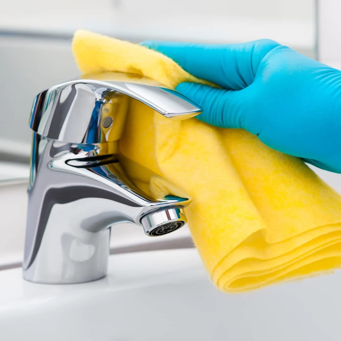 Cleaning bathroom faucet
