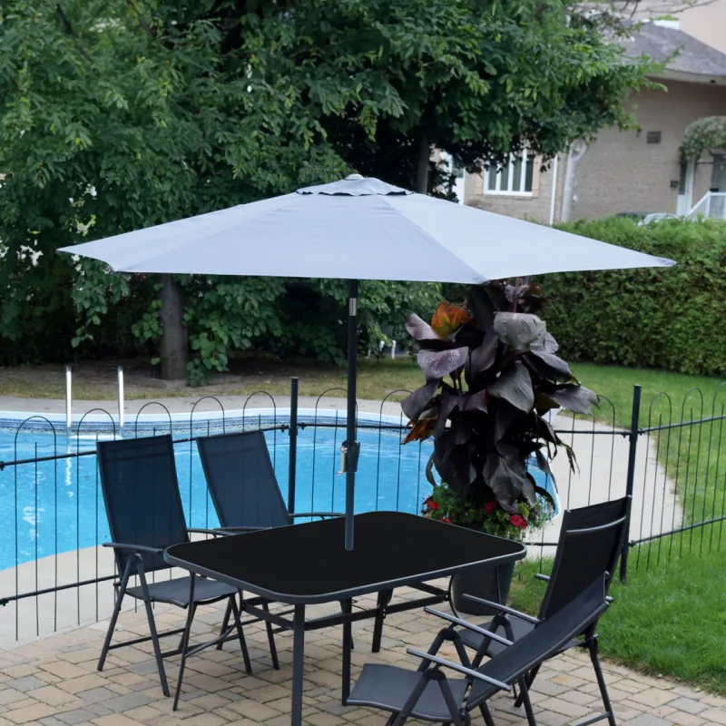 Un table de la terrasse avec un parasol