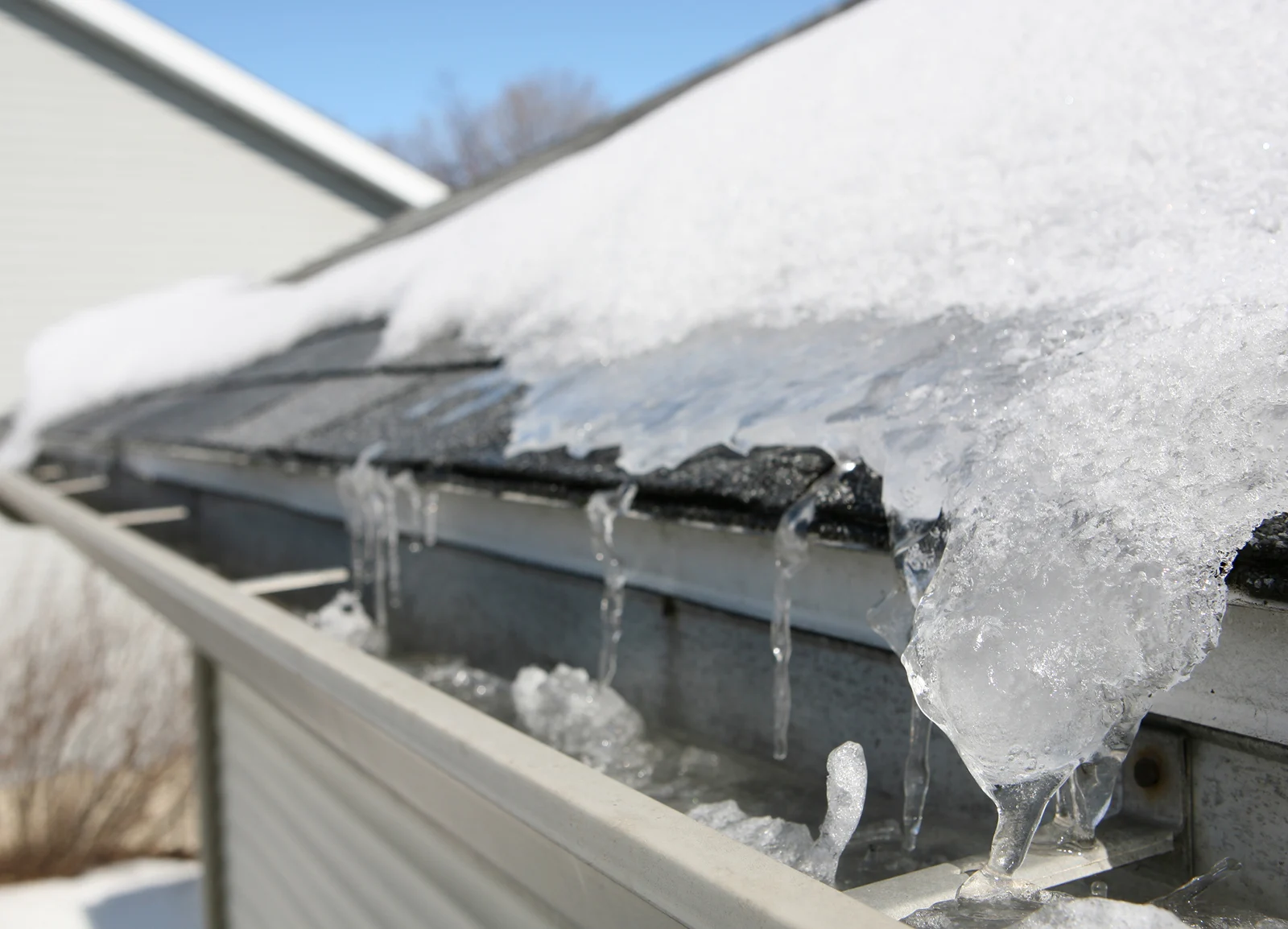 Accumulation de glace sur le toit
