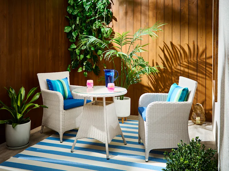 022525-HHInStyleOutdoorLiving ChatSet-WkrSolana3pc 0869-HERO-Final