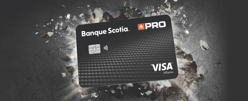 La carte Visa Affaires Home Hardware PRO Scotia placée sur un arrière-plan de rochers qui explosent.