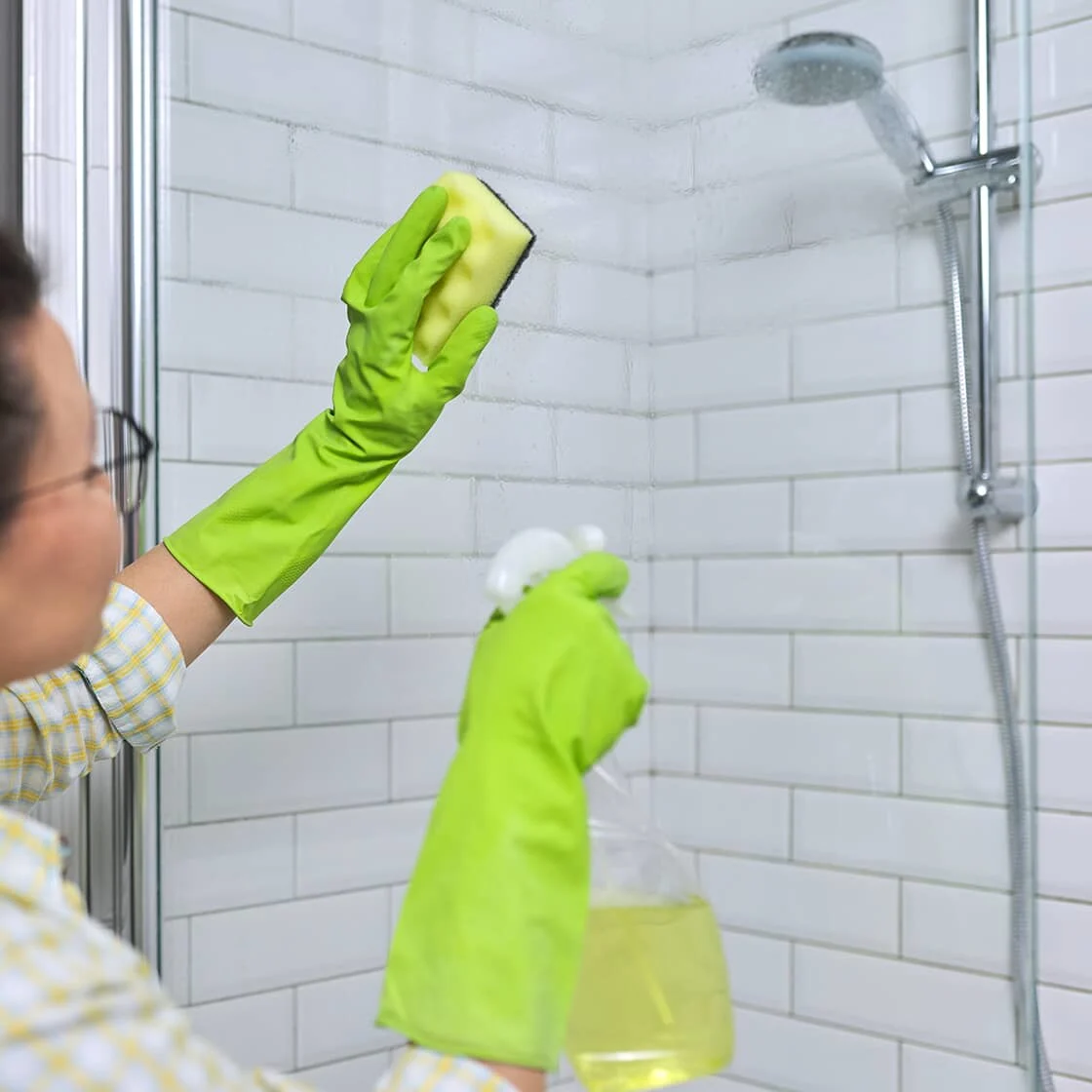 Quelqu'un nettoie une douche 