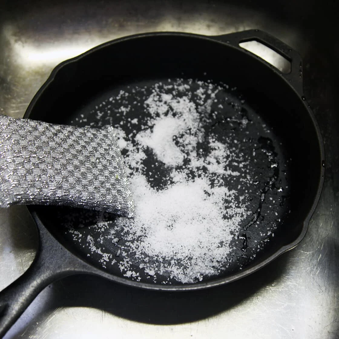 Comment nettoyer une poêle en fonte avec du gros sel
