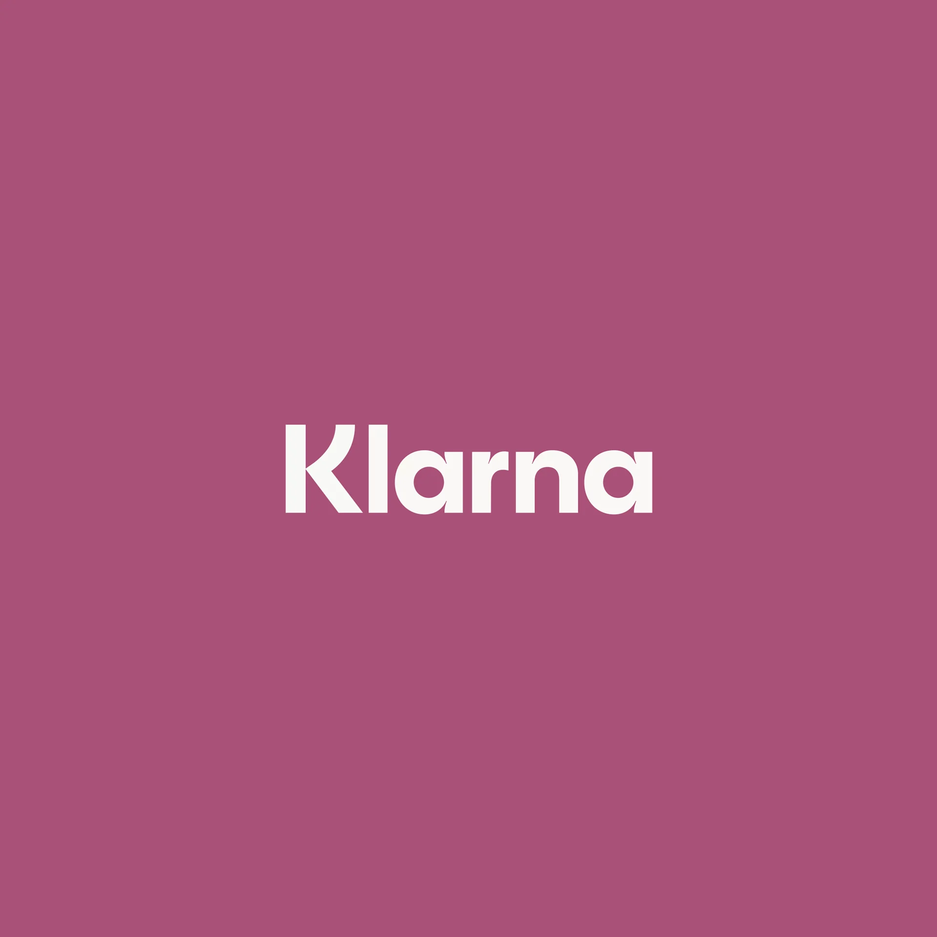 Logotipo de Klarna sobre fondo pardo rojizo