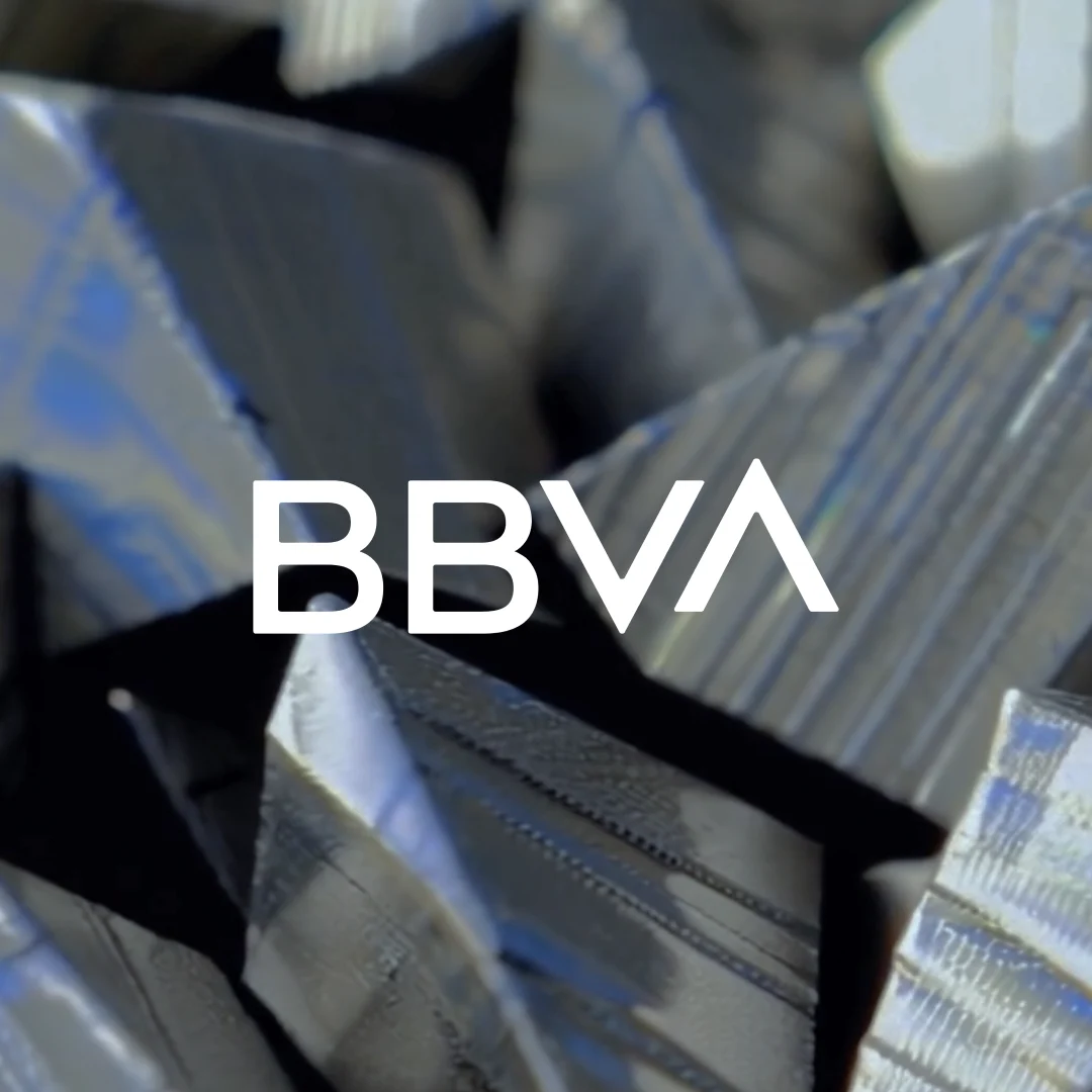 Siyah, pürüzlü mineral benzeri şekillerden oluşan arka plan üzerinde, ön planda BBVA logosu