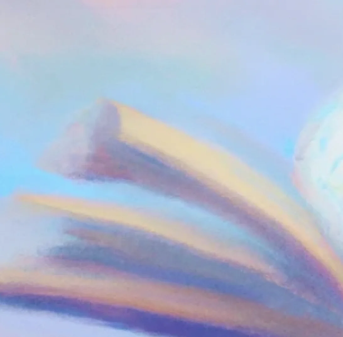 Ein abstraktes Bild mit weichen, fließenden Pinselstrichen in pastelligen Blau-, Violett- und Pfirsichtönen. Die Formen und Farben vermitteln ein Gefühl von Bewegung, erinnern an umblätternde Buchseiten oder sanfte Wellen und schaffen eine ruhige, ätherische Atmosphäre.