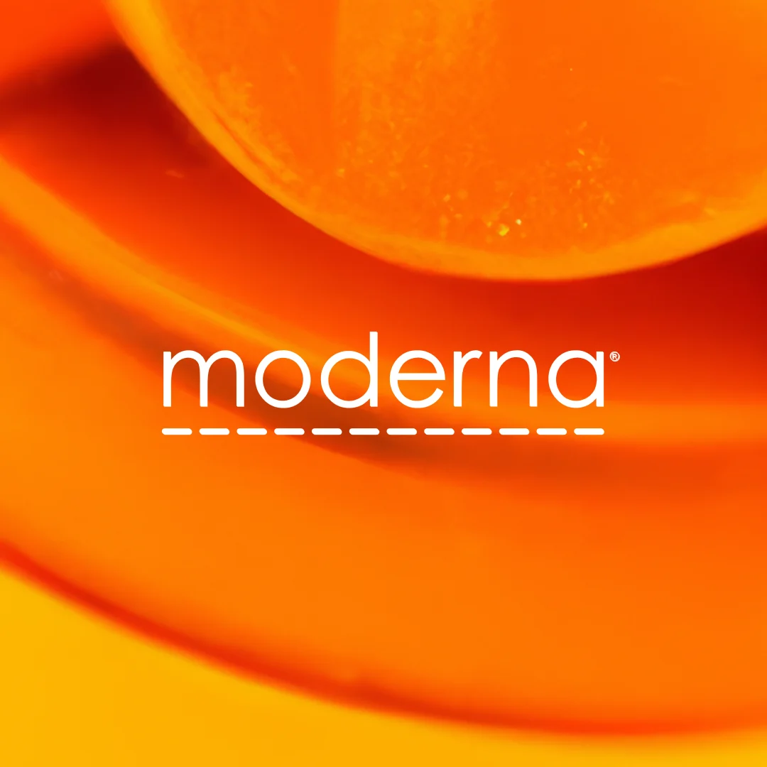 Logotipo de Moderna en blanco sobre un fondo de espirales naranja brillante.