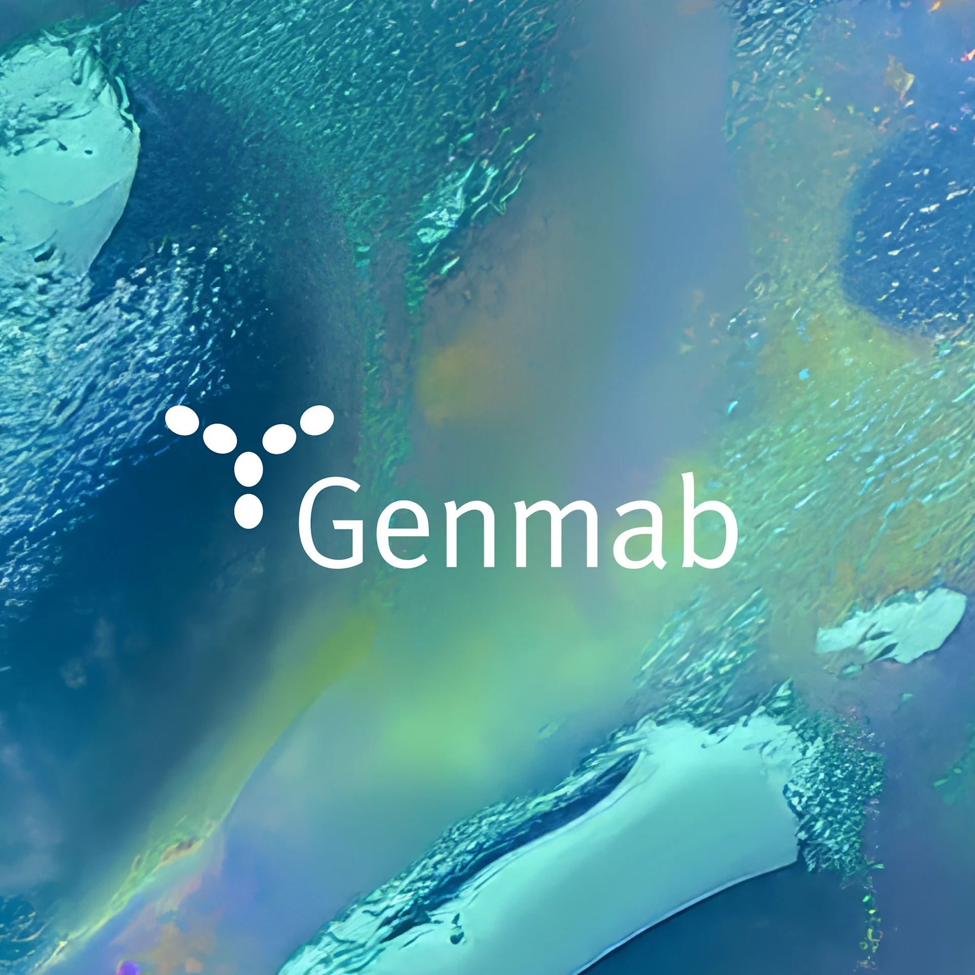 Genmab 徽标位于水下视角的水面背景之上