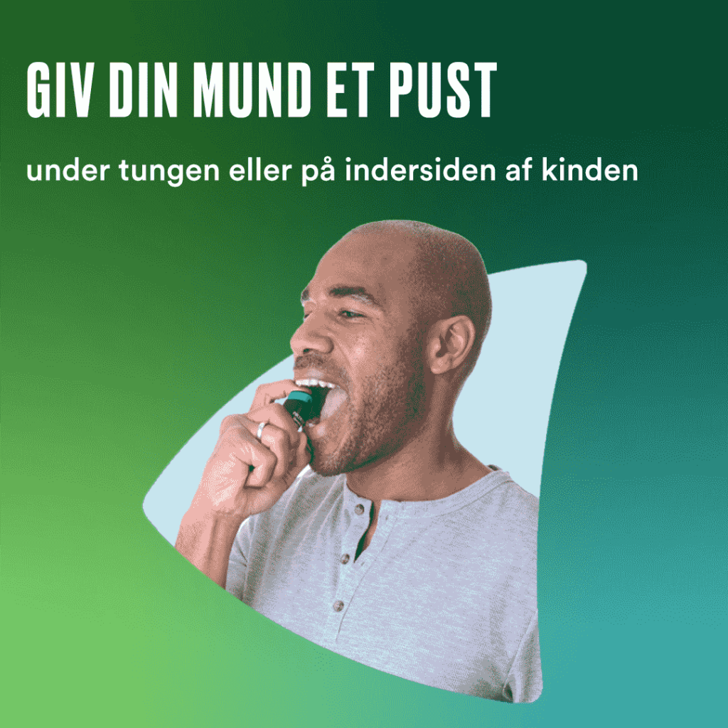 Pust under tungen eller på indersiden af kinden med QuickMist