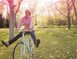 Billede af en kvinde, der cykler. Billedet illustrerer en kvinde, der lever og har det godt som sædvanlig, selvom hun har menstruation.