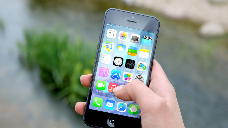 student-scrolling-through-iphone-apps