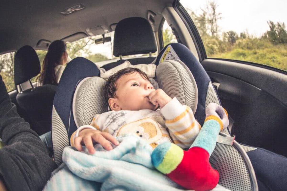 Comment soutenir la tête de bébé dans le siège auto ?