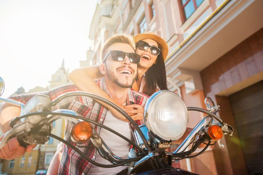 Quelles différences entre le pilotage d’un scooter et d’une moto ? lesfurets