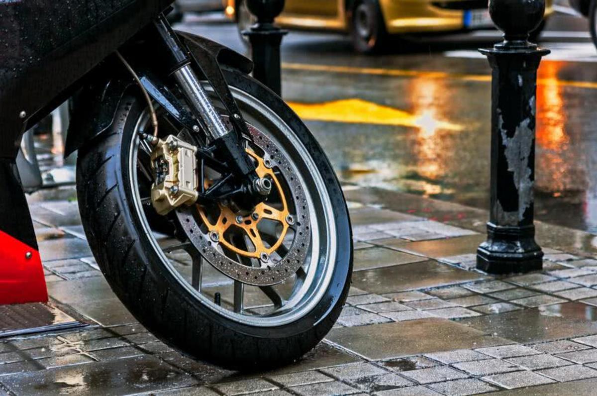 Moto ou scooter : rouler par temps de pluie