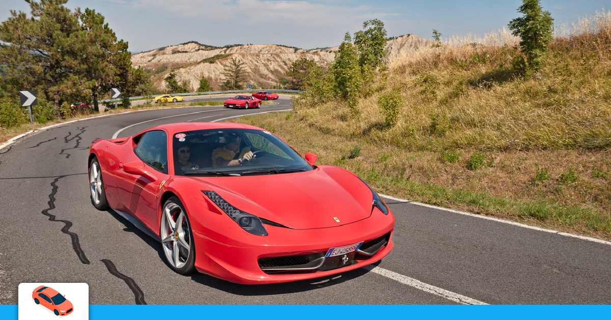 Ferrari rouge sur la route après un virage