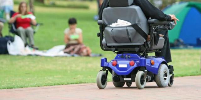 Où doit circuler un fauteuil roulant électrique ?