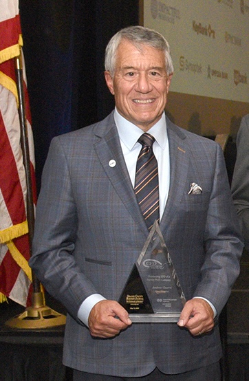 Andrew Guarni with his award