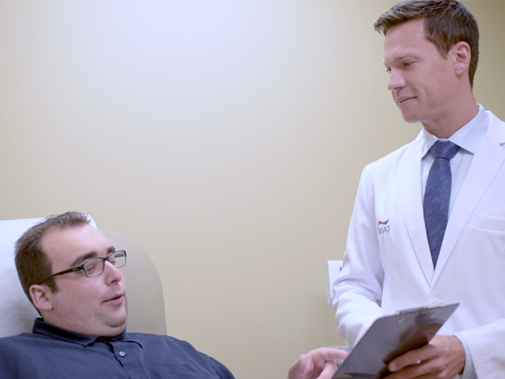 A doctor speaks with a patient about gastric bypass surgery